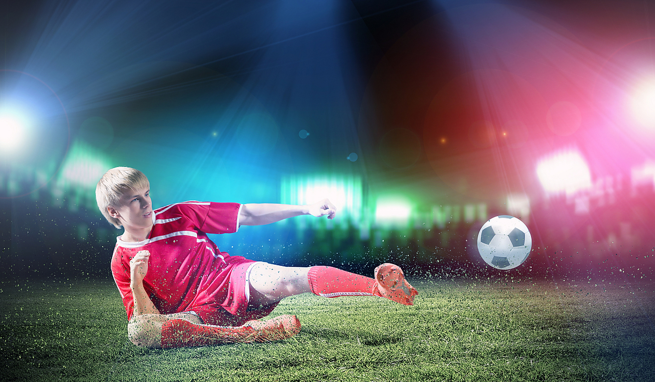 足球精英们全力拼搏，风雨无阻赛场征途的简单介绍