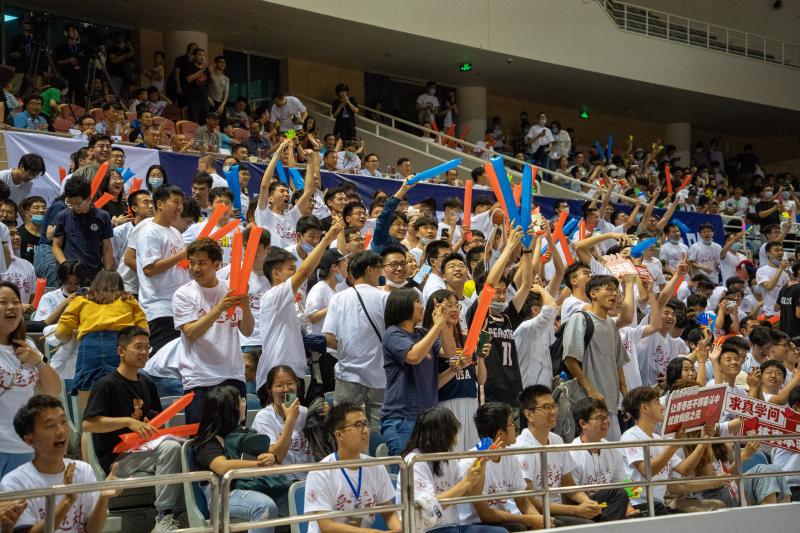 包含荷兰篮球联赛总决赛精彩火爆，观众沸腾欢呼的词条